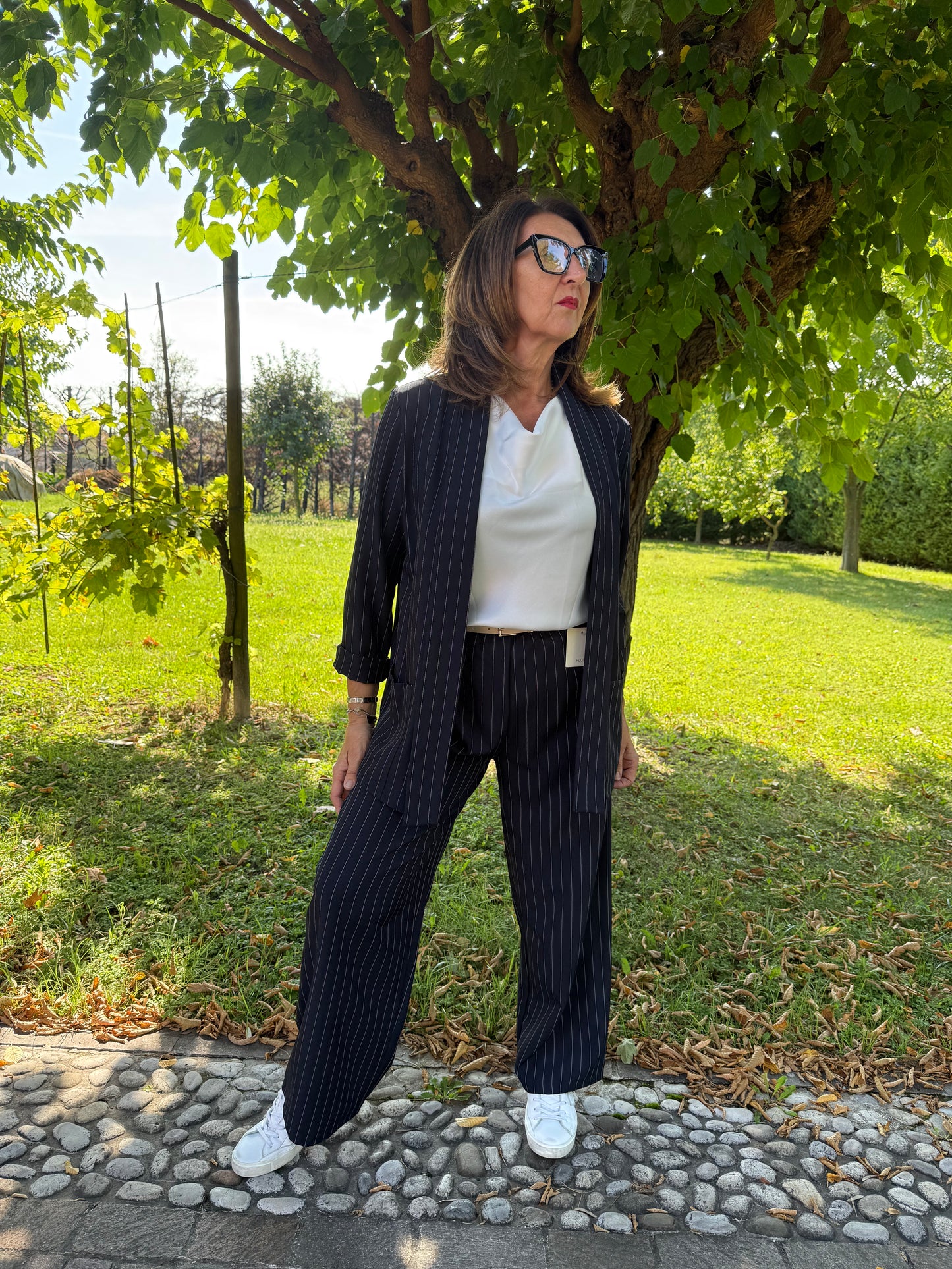 Look coordinato gessato + blusa sbuffo
