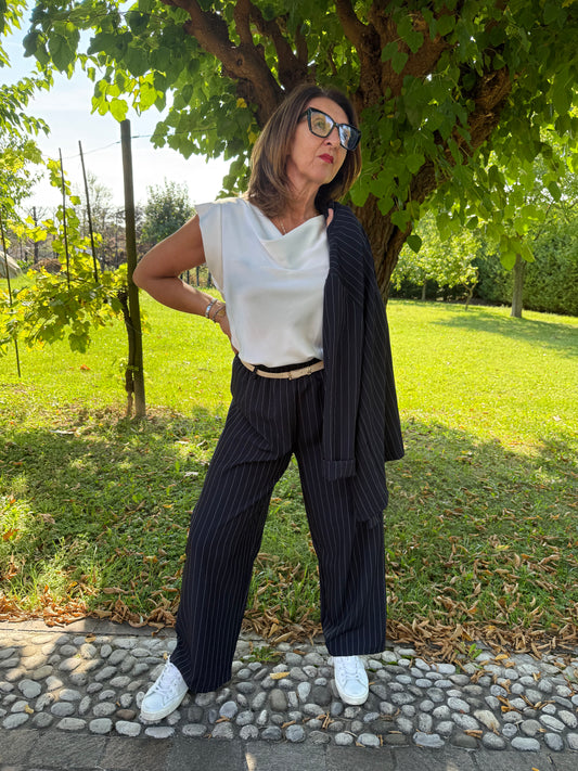 Look coordinato gessato + blusa sbuffo