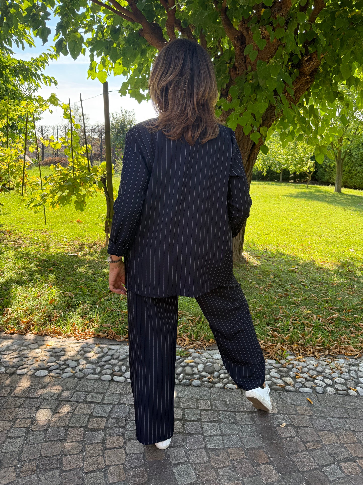 Look coordinato gessato + blusa sbuffo