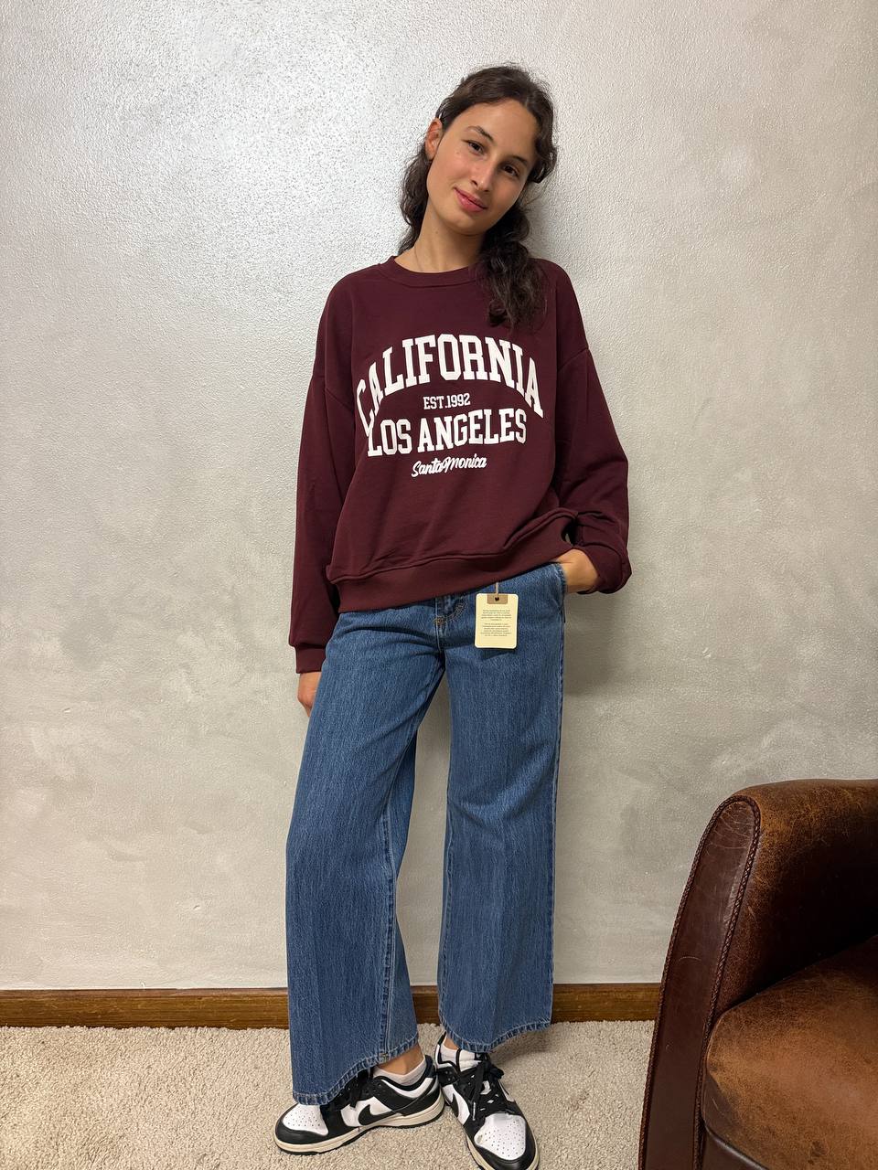 Look felpa California Bordeaux + jeans Pop
