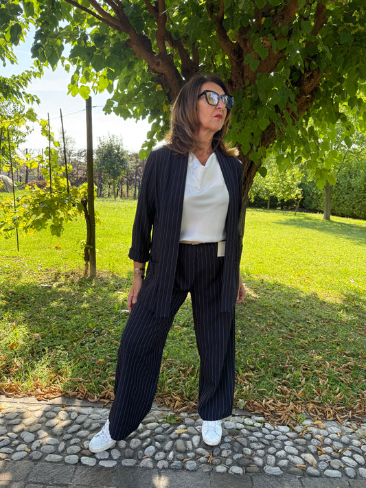 Look coordinato gessato + blusa sbuffo